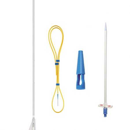 Das SUPRAVISION-INTEGRAL Dilatationswechselset umfasst einen durchsichtigen Blasenkatheter, einen gelben Führungsdraht mit Nadel, einen blauen Kunststoffdilatator und eine weiße Einführnadel mit blauem Ansatz, alles vertikal auf weißem Hintergrund dargestellt.